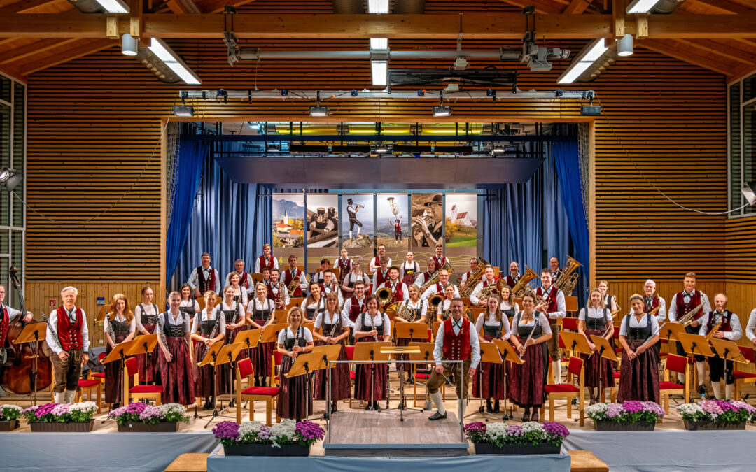 Eine musikalische Reise von A bis Z – Herbstkonzert der Musikkapelle Samerberg begeistert mit Vielfalt und Leidenschaft!